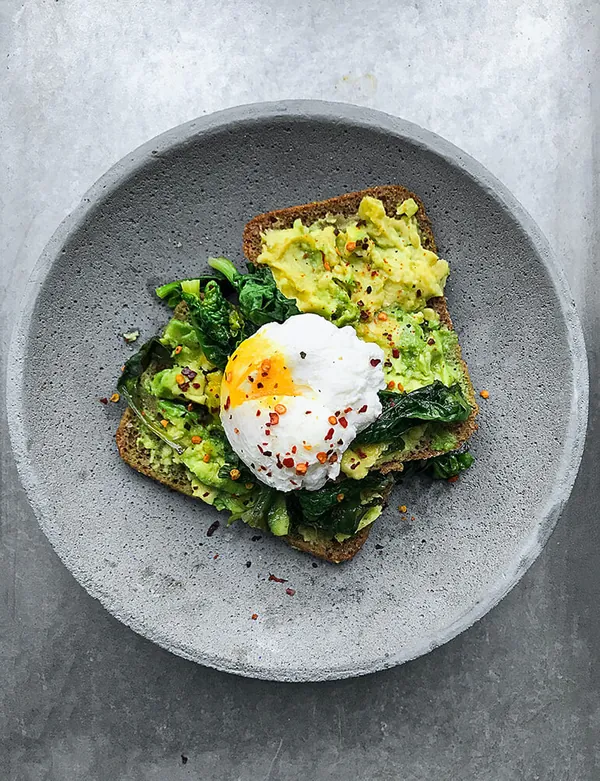 Brunchtallerken med æg og grøntsager