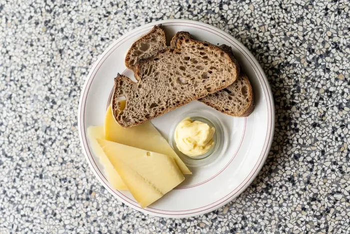 Rugbrød med ost og smør